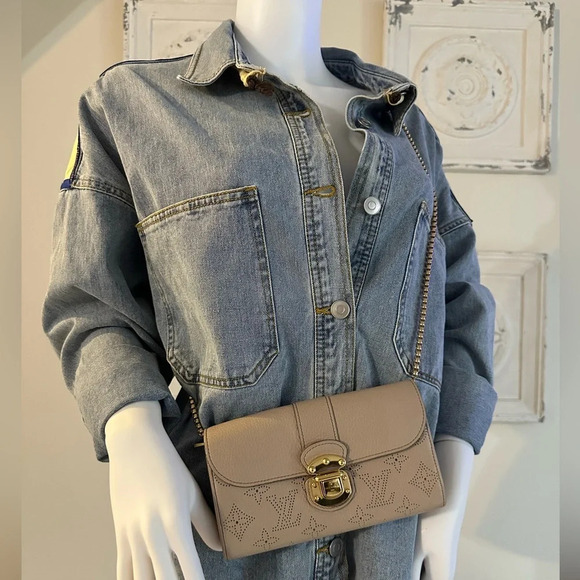 Authentic LOUIS VUITTON Mahina Amelia Wallet Beige Opal w/COA - Picture 1 of 15